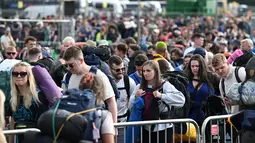 Ribuan penggemar musik berduyun-duyun ke ladang di Worthy Farm, Somerset, dan mendirikan kemah. (AFP/Oli Scarff)