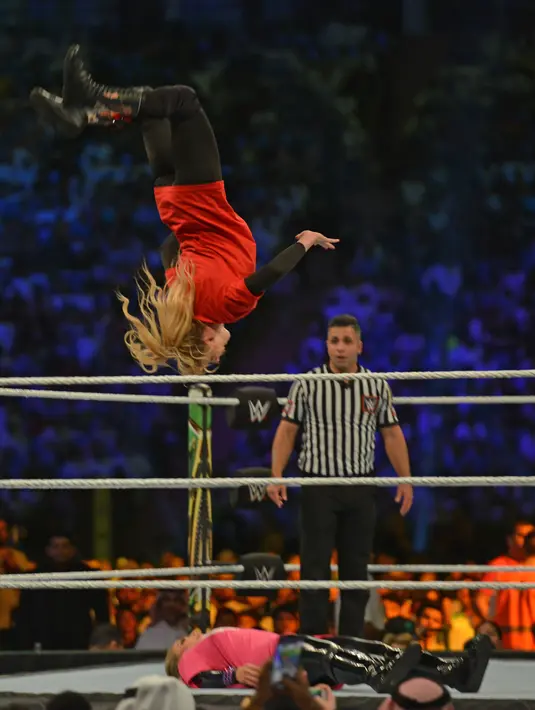 Pegulat Lacey Evans berusaha menindih lawannya Natalya Neidhart pada pertarungan World Wrestling Entertainment (WWE) untuk perempuan di Stadion Internasional King Fahd, Riyadh, 31 Oktober 2019. Arab Saudi untuk pertama kalinya menggelar pertandingan gulat WWE perempuan. (Fayez Nureldine/AFP)