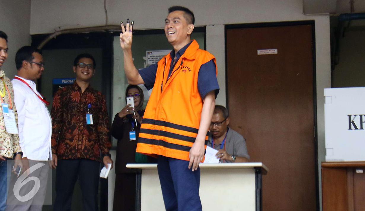 Muhammad Sanusi menunjukan tiga jarinya usai menggunakan hak suaranya di TPS 19 Kelurahan Karet (khusus), di Gedung KPK, Jakarta, Rabu (15/2). Setelah pencoblosan ini, perhitungan tetap dilakukan di TPS setempat. (Liputan6.com/Helmi Affandi)