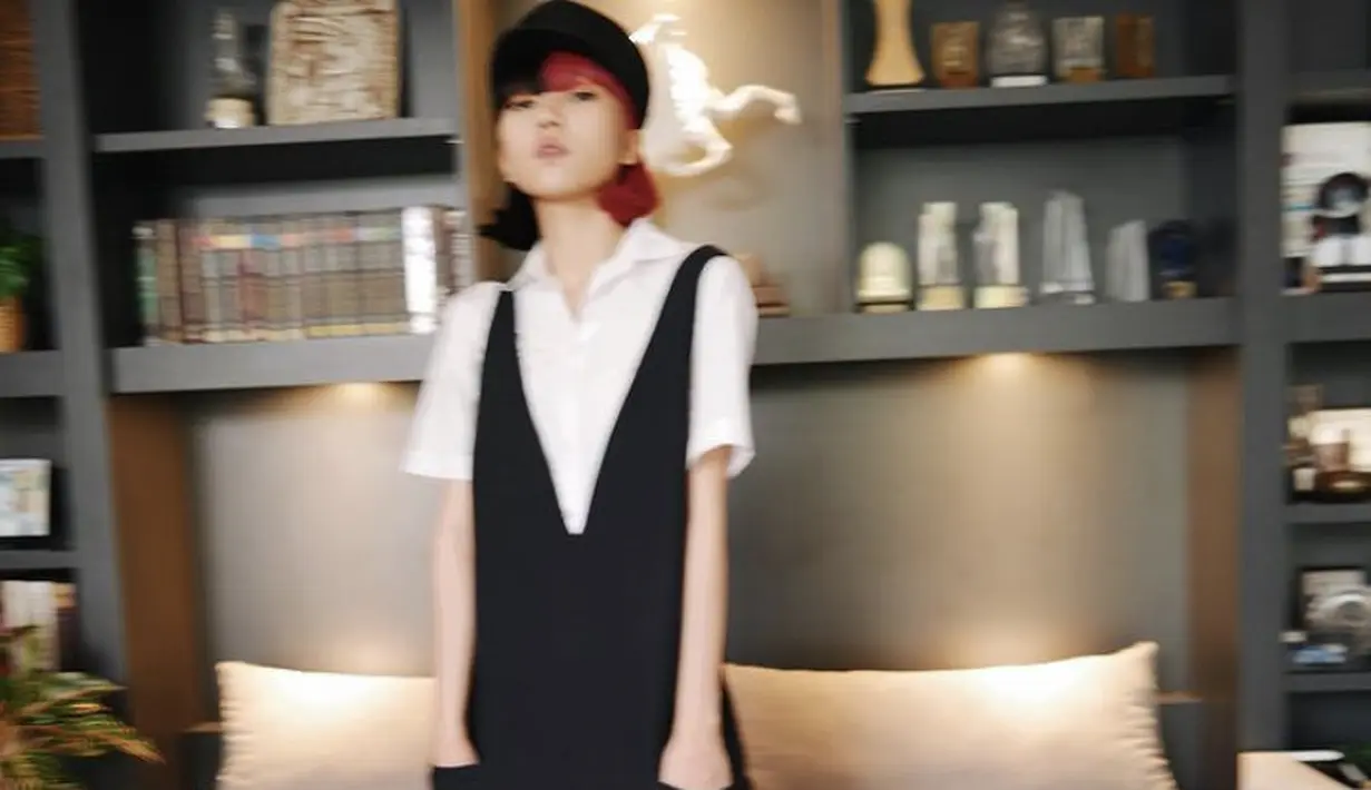 Overall mini dress juga bisa menjadi opsi luaran seperti Isyana ini. Cukup padukan mini dress overall model vncek panjang dengan kemeja putih lengan pendek serta stocking. @isyanasarasvati
