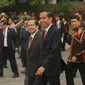 Presiden Jokowi (kanan) didampingi Menko Kemaritiman Rizal Ramli menuju pesawat kepresidenan di Bandara Halim Perdanakusuma, Jakarta, Jumat (11/9). Jokowi melaksanakan kunjungan kerja ke Arab Saudi, Qatar,dan Uni Emirat Arab. (Liputan6.com/Faizal Fanani)