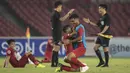 Pemain Timnas Indonesia, Todd Rivaldo, bersama Rafli Mursalim merayakan kemenangan atas UEA pada laga AFC U-19 Championship di SUGBK, Jakarta, Selasa (24/10). Indonesia menang 1-0 atas UEA. (Bola.com/Vitalis Yogi Trisna)