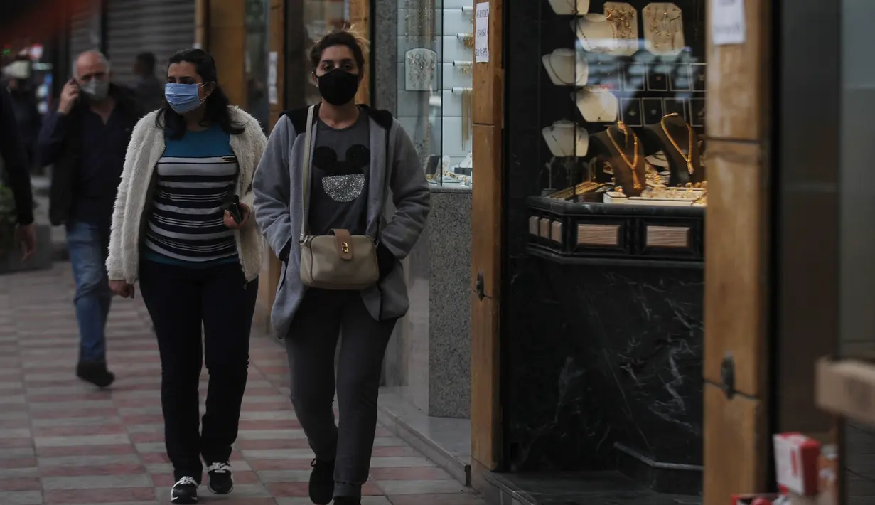 Orang-orang melintasi sebuah jalan di Beirut, Lebanon, 30 November 2020. Menteri Kesehatan Lebanon Hamad Hassan pada Minggu (29/11) mengumumkan bahwa kebijakan karantina wilayah (lockdown) akan dicabut secara bertahap mulai Senin (30/11). (Xinhua/Bilal Jawich)