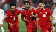 Selebrasi pemain Timnas Indonesia U-23, Marselino Ferdinan (tengah) bersama Witan Sulaeman (kiri) dan Justin Hubner setelah mencetak gol pertama ke gawang Yordania U-23 lewat eksekusi penalti pada laga ketiga Grup A Piala Asia U-23 2024 di Abdullah bin Khalifa Stadium, Doha, Qatar, Minggu (21/4/2024). (AFP/Karim Jaafar)