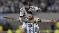 Striker Timnas Argentina, Lionel Messi (depan), merayakan gol bersama  Rodrigo De Paul  setelah membobol gawang Panama pada laga uji coba di Stadion Monumental, Buenos Aires, Jumat (24/3/2023) pagi WIB. (AFP/Juan Mabromata)