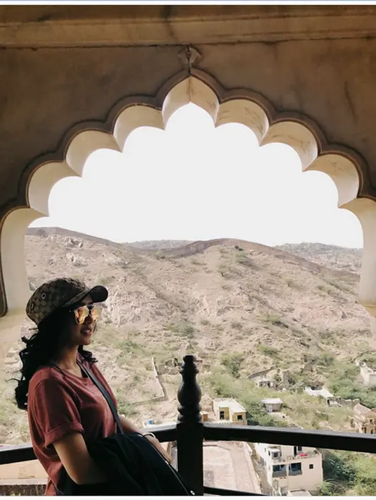 Beberapa foto dibagikan penyanyi kelahiran Bandung 22 tahun silam itu. Beberapa tempat terlihat dikunjungi sebelum akhirnya mengisi acara langsung ultah televisi tersebut. (Instagram/cita_citata)