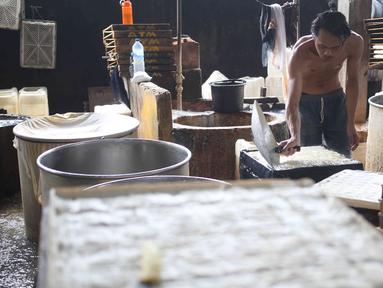 Pekerja menyelesaikan pembuatan tahu di Pabrik Tahu kawasan Duren Tiga, Jakarta, Selasa (15/2/2022). Kementerian Perdagangan (Kemendag) memprediksi dalam waktu dekat harga tempe dan tahu akan mengalami kenaikan di tingkat konsumen hingga 6 bulan ke depan. (Liputan6.com/Herman Zakharia)