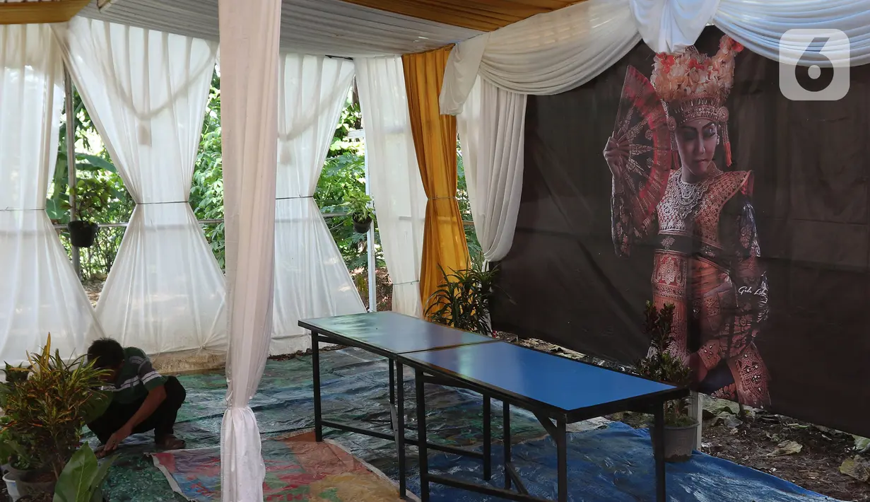 Suasana Tempat Pemungutan Suara (TPS) 33 bernuansa adat Bali di lingkungan RT 05 RW 06 Kelurahan Cipayung, Depok, Selasa (8/12/2020). Jelang pelaksanaa Pilkada serentak 2020, sejumlah Tempat Pemungutan Suara (TPS) bernuansa rumah adat dari berbagai daerah di Indonesia. (Liputan6.com/Herman Zakharia)
