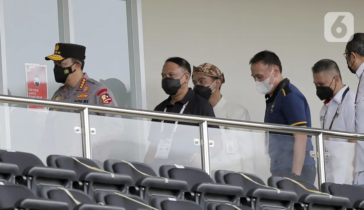 Kapolri Jenderal Listyo Sigit Prabowo, Menpora Zainudin Amali, Wali Kota Solo Gibran Rakabuming Raka dan Ketum PSSI M. Iriawan memantau pertandingan Persikabo 1973 melawan PSIS Semarang pada babak penyisihan Piala Menpora 2021 di Stadion Manahan, Solo, Kamis (25/3/2021). (Bola.com/Arief Bagus)