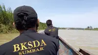 BKSDA Resor Pasaman melakukan penelusuran di Sungai Batang Pasaman, Sumatera Barat. (Liputan6.com/ Novia Harlina)