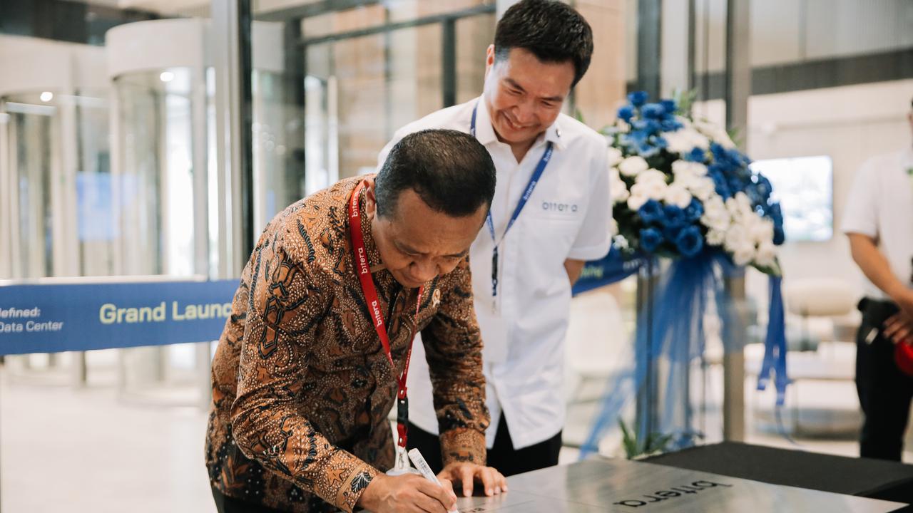Upacara peresmian data center Bitera ditandai dengan penandatanganan oleh Bahlil Lahadalia, Menteri Investasi/Kepala Badan Koordinasi Penanaman Modal (kiri) bersama Tedy Harjanto, CEO Bitera. Dok: Bitera