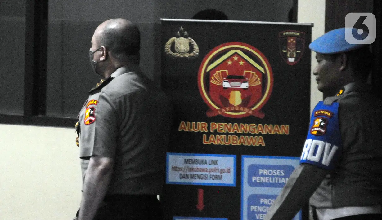 Sebelumnya, Teddy Minahasa terseret kasus penjualan barang bukti narkoba jenis sabu. Teddy dinyatakan terbukti secara sah dan meyakinkan telah bersalah melakukan tindak pidana turut serta melakukan secara tanpa hak atau melawan hukum menawarkan untuk dijual, menjual, menjadi perantara dalam jual beli, menukar dan menyerahkan narkotika golongan I bukan tanaman, yang beratnya lebih dari 5 gram. (merdeka.com/Imam Buhori)