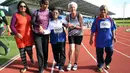 Seorang wanita berusia 101 tahun asal India, Man Kaur merayakan kemenangannya usai berkompetisi dalam lari sprint 100 meter di kategori usia 100+ di World Masters Games di Trusts Arena di Auckland (24/4). (AFP Photo/Micheal Bradley)