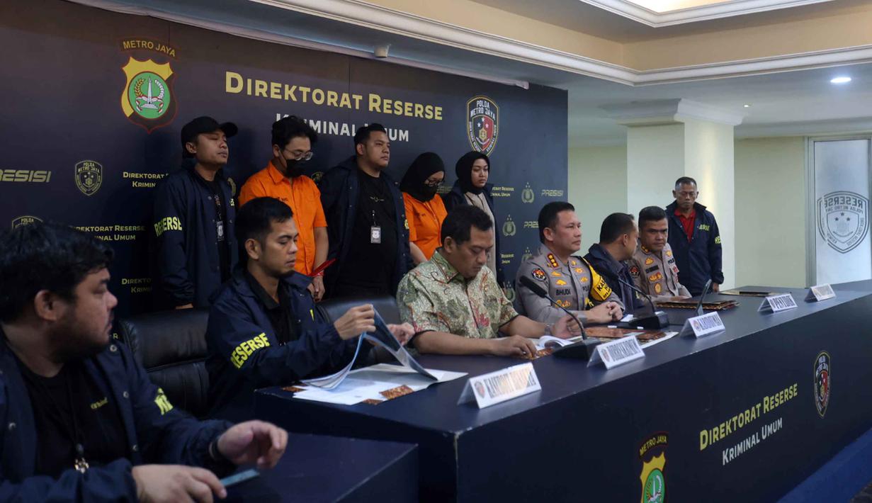 Sebelumnya, Polres Metro Jakarta Utara menetapkan pemilik WO Ayu Puspita, dan Dimas sebagai tersangka. Tampak dalam foto, Ayu Puspita, pemilik Wedding Organizer by Ayu Puspita (kedua kanan belakang), dhadirkan pada rilis kasusnya di Gedung Ditreskrimum Polda Metro Jaya, Sabtu (13/12/2025). (Kapanlagi.com/Budy Santoso)