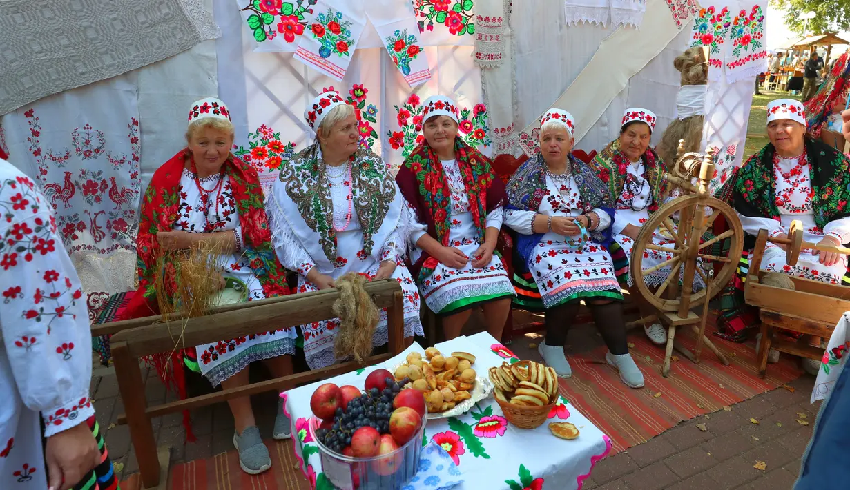 Orang-orang yang mengenakan kostum tradisional menghadiri pameran pertanian di Minsk, Belarus, 26 September 2020. Berbagai pameran pertanian digelar di seluruh Belarus untuk merayakan panen musim gugur. (Xinhua/Henadz Zhinkov)