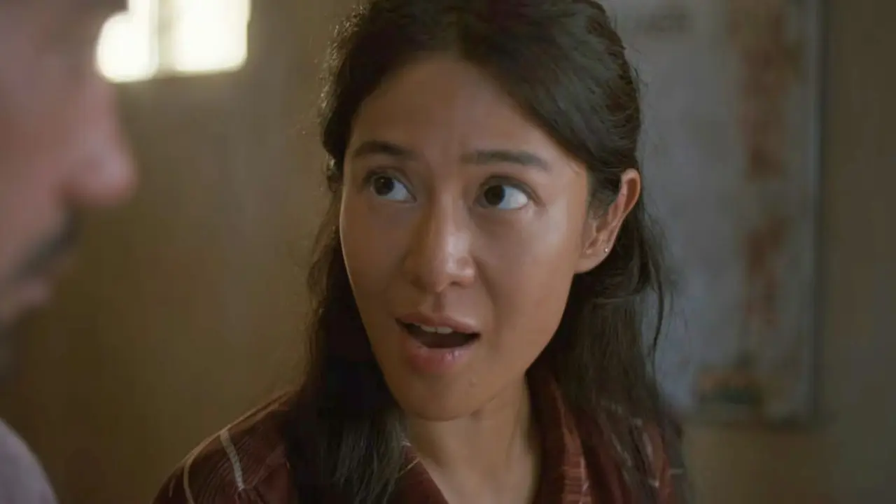 Dian Sastrowardoyo dalam film Laut Bercerita. (YouTube/ Pal8 Pictures)