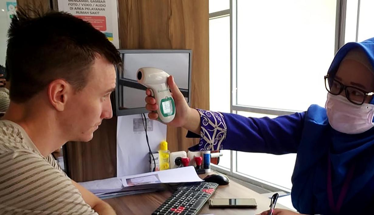 Gelandang Barito Putra asal Serbia, Danilo Sekulic, menjalani screening suhu tubuh di RS Sari Mulia, Banjarmasin. (Dokumentasi Barito Putra/Gatot Susetyo)