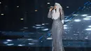 Siti Nurhaliza tampil lebih simpel pada acara Indonesia television award dengan gaun berwarna silver garis-garis. (KapanLagi/Agus Aprianto)