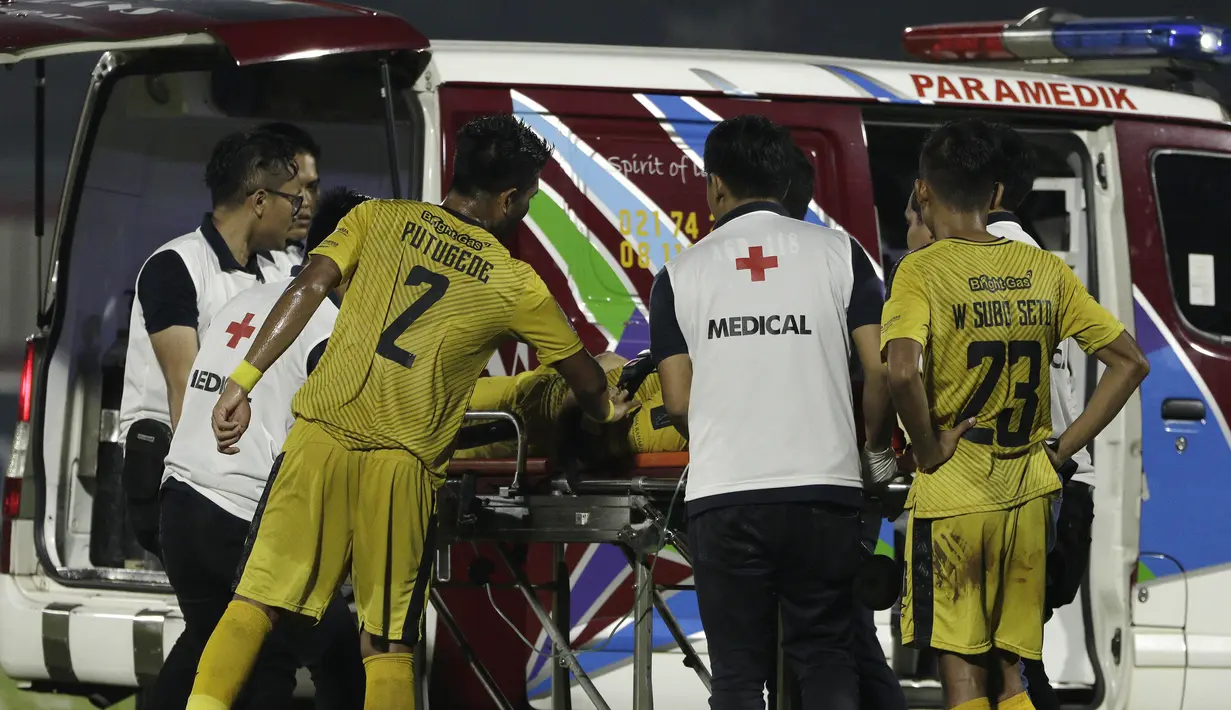 Tim medis menolong bek Bhayangkara FC, Jajang Mulyana, saat melawan PSIS Semarang pada laga Piala Indonesia di Stadion PTIK, Jakarta, Selasa (19/2). Akibat kejadian itu Jajang langsung dilarikan ke rumah sakit. (Bola.com/Yoppy Renato)