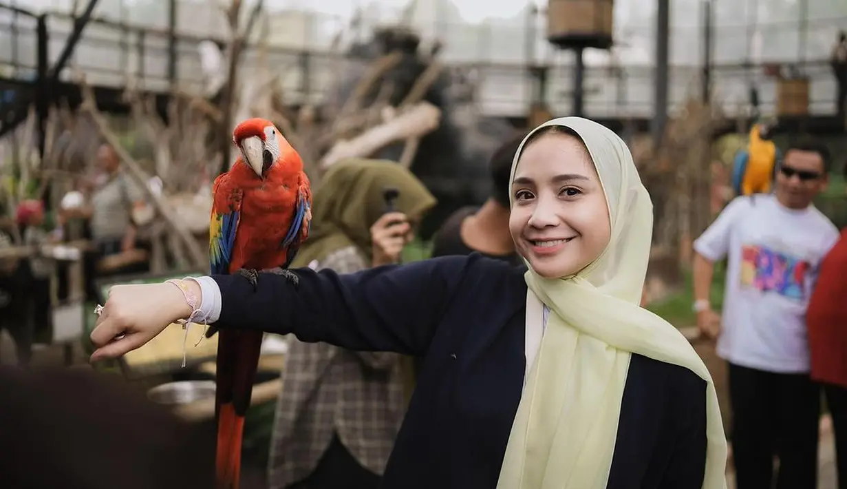 Kombinasi kardigan warna navy dan pashmina warna kuning, beri vibes elegan! [@raffinagita1717].