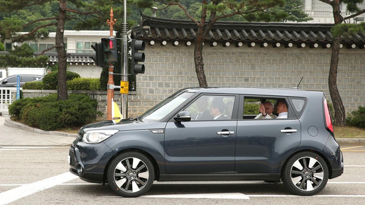 Kunjungan Ke Korsel, Paus Franciscus Pilih Pakai Kia Soul