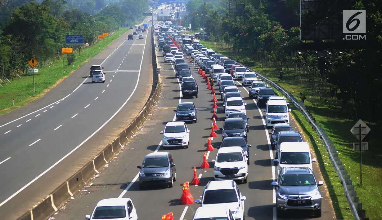 Pemandangan saat ribuan kendaraan antre menuju kawasan Puncak di pintu keluar Tol Gadog, Bogor, Jawa Barat (18/6). Kawasan Puncak masih menjadi primadona masyarakat untuk mengisi libur Lebaran. (Merdeka.com/Arie Basuki)