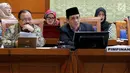 Ketua Pansus Terorisme Muhammad Syafii (kanan) memimpin Rapat Pansus Revisi UU Terorisme di Senayan, Jakarta, Rabu (31/5). Syafi'i mengungkapkan yang masih menjadi persoalan adalah soal definisi apa itu tindak pidana terorisme. (Liputan6.com/JohanTallo)