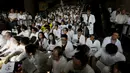 Ratusan dokter mendengarkan orasi saat aksi protes di dalam sebuah rumah sakit di Hong Kong, Rabu (21/10). Ratusan dokter umum tersebut menuntut kenaikan gaji sejalan dengan kenaikan upah pegawai negeri di kota itu. (REUTERS/Bobby Yip)