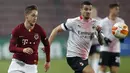 Gelandang Sparta Praha Tomas Wiesner menantang gelandang AC Milan, Rade Krunic pada pertandingan grup H Liga Eropa UEFA di Stadion Generali Arena, Jumat (11/12/2020) dini hari WIB.  AC Milan menutup fase grup Liga Europa dengan kemenangan tipis 1-0 atas tuan rumah Sparta Praha. (AP Photo/Petr David