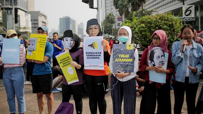 Massa yang tergabung dalam Aliansi Masyarakat Sipil untuk Keadilan dan Demokrasi menggelar aksi saat car free day (CFD) di kawasan Bundaran HI, Jakarta, Minggu (15/9/2019). Massa mengatakan RUU KUHP berpotensi digunakan untuk mengkriminalisasi korban kekerasan seksual. (Liputan6.com/Faizal Fanani)