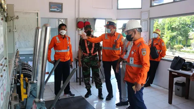 Petugas PT KAI DAOP 9 Jember cek sarana prasarana kereta api jelang arus mudik lebaran 2022 (Istimewa)