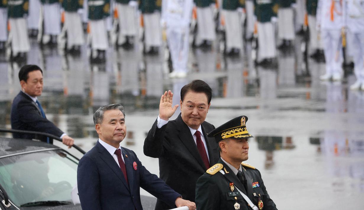 Presiden Korea Selatan Yoon Suk Yeol melambaikan tangan pada peringatan ke-75 Hari Angkatan Bersenjata Korea di Seongnam pada tanggal 26 September 2023. (KIM HONG-JI/POOL/AFP)