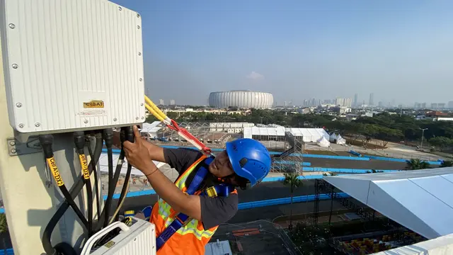 Teknisi XL Axiata mempersiapkan peningkatan kualitas jaringan XL Axiata di area sekitar Sirkuit Formula E Jakarta