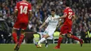 Gelandang Real Madrid, Marco Asensio, berusaha melewati pemain Sevilla, Franco Vazquez dan Guido Pizarro pada laga La Liga di Stadion Santiago Bernabeu, Minggu (10/12/2017). Real Madrid menang 5-0 atas Sevilla. (AP/Francisco Seco)