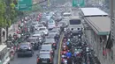 Puluhan pengendara motor melanggar masuk ke jalur bus transjakarta di kawasan Mampang Prapatan, Jakarta, Kamis (29/10). Lemahnya penegakan hukum menyebabkan banyaknya kendaraan pribadi yang menyerobot jalur bus Transjakarta. (Liputan6.com/Gempur M Surya)
