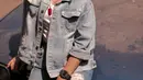 Denim menjadi busana pilihan banyak orang karena bisa memberikan kesan santai dan stylish. Hal itu juga dilakukan oleh Fuji. Gadis 19 tahun ini tampil trendi dengan jaket denim. (Liputan6.com/IG/@fuji_an)