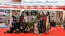 Tim Yayasan Dharma Bhakti Astra (YDBA) dan 8 UKM binaan foto bersama pada pameran kerajinan INACRAFT 2019 di Jakarta. YDBA mengembangkan sektor unggulan dalam rangka mengembangkan komunitas UMKM yang menonjol secara ekonomi dan berkelanjutan. (Liputan6.com/HO/Eko)