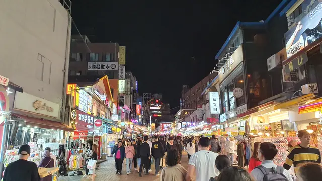 Menikmati Jajanan hingga Aneka Fashion Khas Korea Selatan di Hongdae