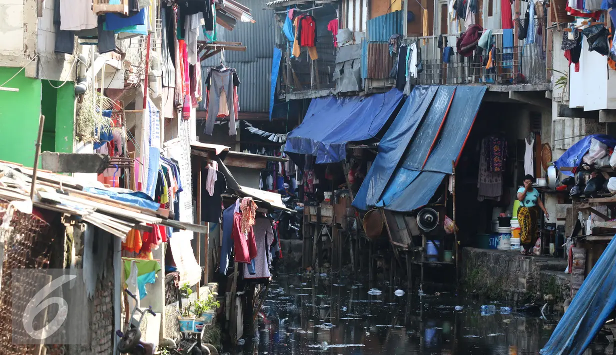 Kondisi kesemrawutan di pemukiman kawasan Tanah Abang, Jakarta, Kamis (5/1). Badan Pusat Statistik (BPS) melansir jumlah penduduk miskin hingga September tahun lalu turun menjadi 27,76 juta orang dibandingkan Maret 2016. (Liputan6.com/Angga Yuniar)