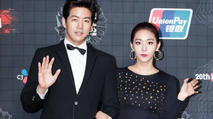 Lee Sang Yoon dan Uee berpacaran sejak Mei 2016. (Soompi)