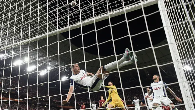 Foto: Penyelamatan Kunci Micky van de Ven saat Bawa Tottenham Hotspur Tumbangkan MU di Partai Final Liga Europa