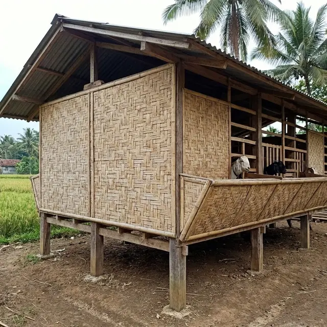 Kandang Dinding Anyaman Bambu (Gedek) (Gemini AI)