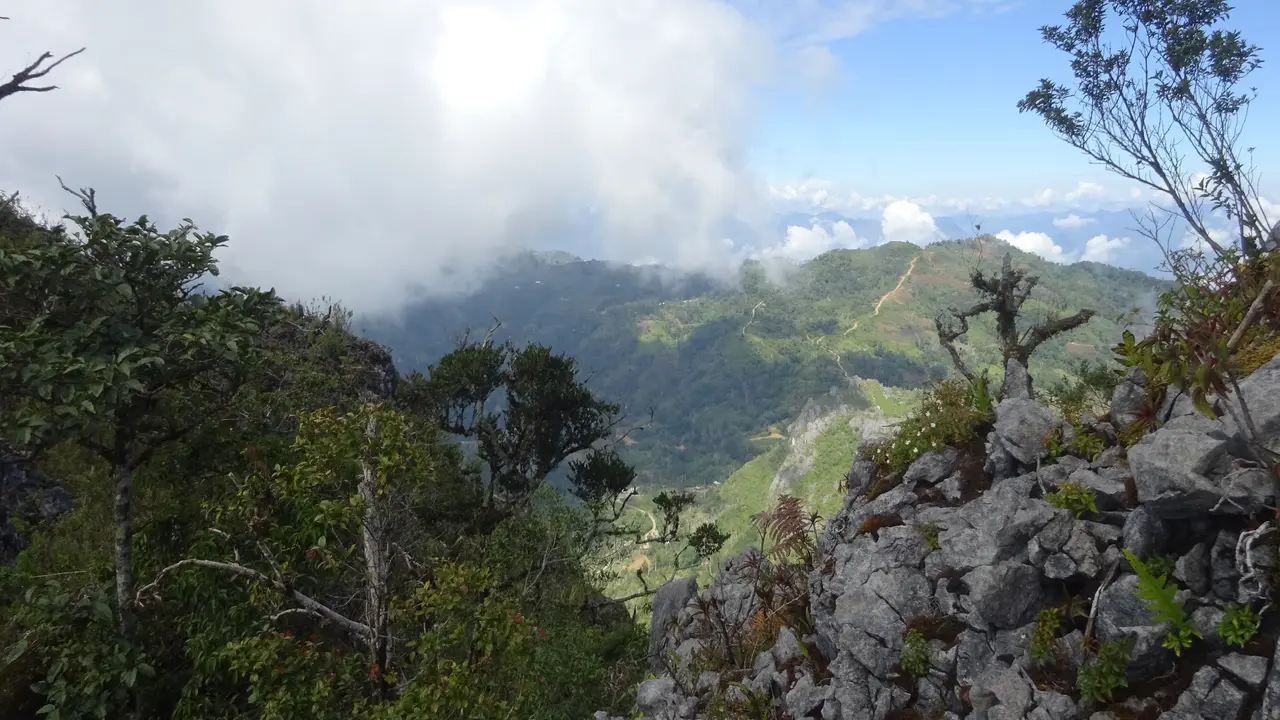 Gunung Ambeso di Tana Toraja, Sulawesi Selatan