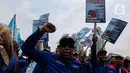 Ribuan buruh terus menyuarakan berbagai tuntutan mereka di antaranya perihal pencabutan Undang-Undang Cipta Kerja (Ciptaker). (Liputan6.com/Angga Yuniar)