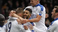 Pemain Leicester City, Riyad Mahrez (tengah) merayakan gol bersama rekannya pada lanjutan liga Inggris pekan ke-31 di Stadion Selhurst Park, Sabtu (19/3/2016). (AFP/IKimages)