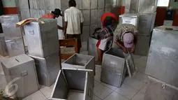 Suasana di Gudang Penyimpanan Kotak Suara Pengadegan, Jakarta Selatan, Senin (2/1). Rencananya kotak tersebut akan didistribusikan untuk 65 kelurahan se Jakarta Selatan (Liputan6.com/Johan Tallo)