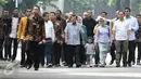 Wakil Presiden Jusuf Kalla (JK) didampingi istri, Mufidah Kalla, menuntun cucunya menuju TPS 03 Kelurahan Pulo, Jakarta Selatan, Rabu (19/4). Di TPS bernuansa Betawi itu, JK memberikan suaranya pada Pilkada DKI putaran kedua (Liputan6.com/Herman Zakharia)