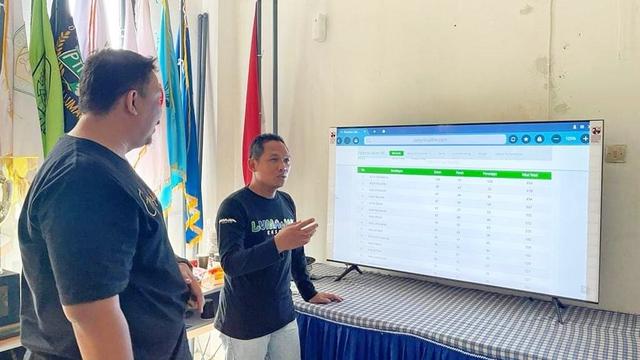 Bupati Lumajang Thoriqul Haq pantau klasmen perolehan medali  Porprov Jatim ke VII (Istimewa)