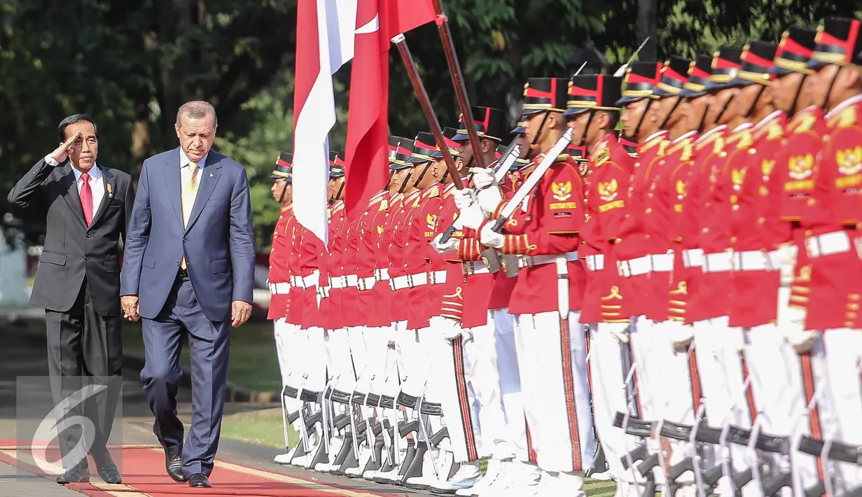 Presiden Jokowi berjalan bersama Presiden Turki Recep Tayyip Erdogan di Istana Merdeka, Jakarta, Jumat (31/7/2015). Kunjungan kenegaraan ini bertepatan dengan perayaan 65 tahun hubungan kerja sama antara Indonesia dan Turki. (Liputan6.com/Faizal Fanani)