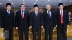 Ade Komaruddin (tengah) bersama para Pimpinan DPR berpose bersama jelang pelantikan Ketua DPR yang baru, Jakarta, Senin (11/01/2016). Ade dilantik untuk menggantikan Setya Novanto yang mundur dari kursi Ketua DPR. (Liputan6.com/Johan Tallo)